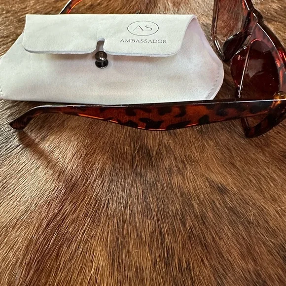 Ambassador Leopard/AVA Collection Sunglasses - Picture 5 of 8